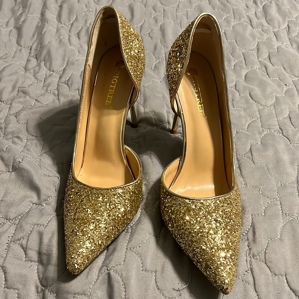 Stunning gold glitter heels